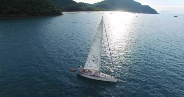 Yacht a vela viaggia verso il mare, girato da un'altezza — Video Stock