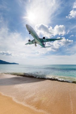 Phuket, Tayland - 25 Kasım 2016: uçak iniş 