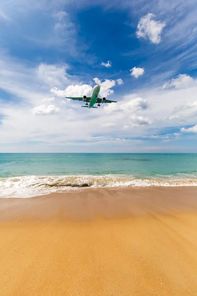 Phuket, Thailand - November 25,  2016: plane landing — Stock Photo, Image