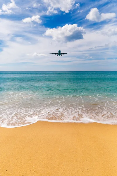 Phuket, Thailand - November 25,  2016: plane landing — Stock Photo, Image