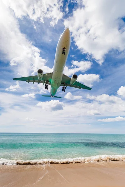 Phuket, Tayland - 25 Kasım 2016: uçak iniş — Stok fotoğraf