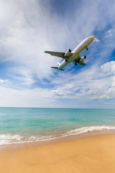 Phuket, Thailand - November 25,  2016: plane landing — Stock Photo, Image