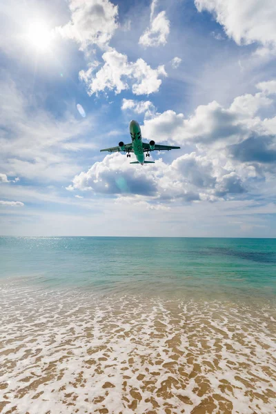 Phuket, Thailand - November 25,  2016: plane landing — Stock Photo, Image