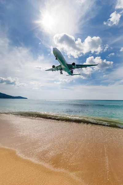泰国普吉岛 — — 2016 年 11 月 25 日︰ 飞机着陆 免版税图库照片