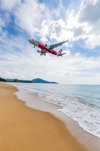 泰国普吉岛 — — 2016 年 11 月 25 日︰ 飞机着陆 免版税图库图片