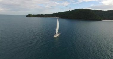 Yelkenli yat deniz bir yükseklikten vurulmuş, seyahat