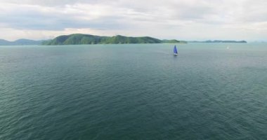 Yelkenli yat deniz bir yükseklikten vurulmuş, seyahat