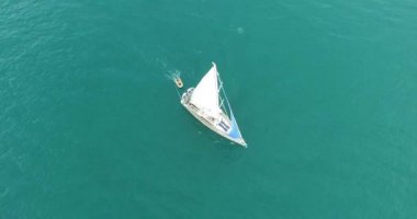 Yelkenli yat deniz bir yükseklikten vurulmuş, seyahat