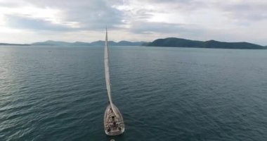 Yelkenli yat deniz bir yükseklikten vurulmuş, seyahat