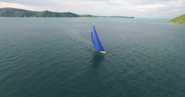 Yelkenli yat deniz bir yükseklikten vurulmuş, seyahat