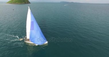 Yelkenli yat deniz bir yükseklikten vurulmuş, seyahat