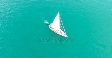 Yelkenli yat deniz bir yükseklikten vurulmuş, seyahat