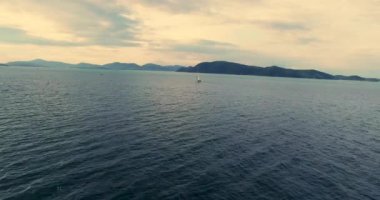 Yelkenli yat deniz bir yükseklikten vurulmuş, seyahat