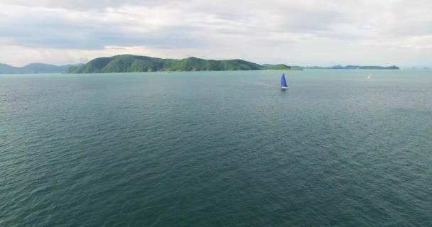 Segeljacht fährt ans Meer, aus der Höhe geschossen — Stockvideo