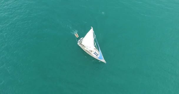 Yate de vela viaja al mar, disparado desde una altura — Vídeo de stock