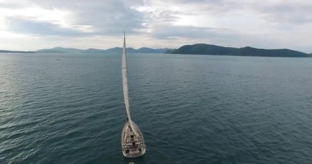 Yelkenli yat deniz bir yükseklikten vurulmuş, seyahat — Stok video