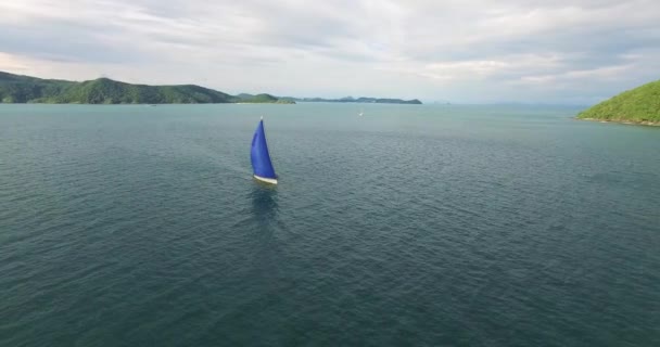 Yacht a vela viaggia verso il mare, girato da un'altezza — Video Stock