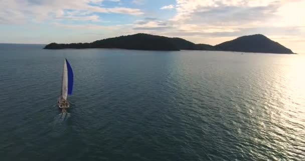 Sejlbåd rejser til havet, skudt fra en højde – Stock-video