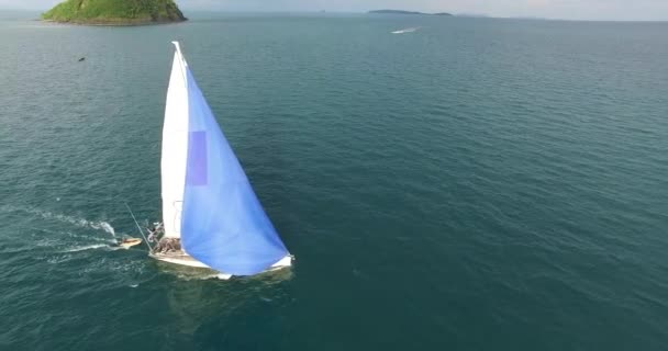 Plachetnice cestuje k moři, záběr z výšky — Stock video