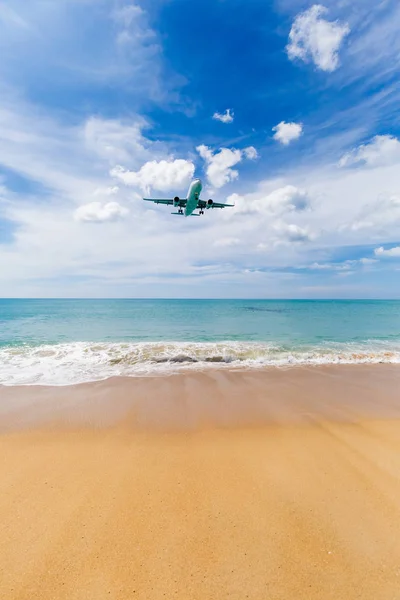 Phuket, Tailândia - 25 de novembro de 2016: pouso de avião — Fotografia de Stock