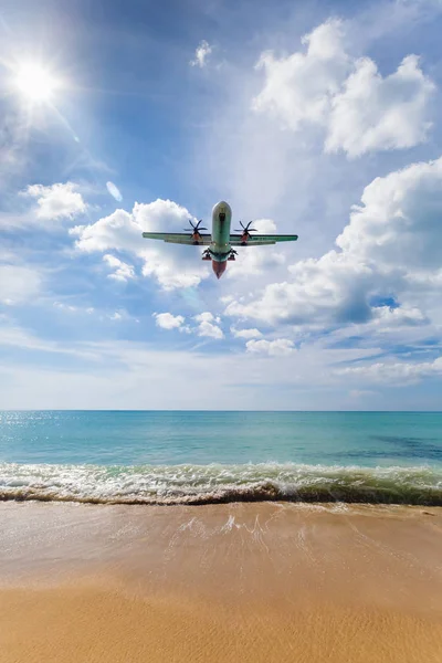 Phuket, Thailand - November 25,  2016: plane landing — Stock Photo, Image