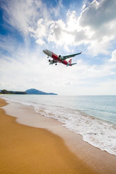 Phuket, Tailândia - 25 de novembro de 2016: pouso de avião — Fotografia de Stock