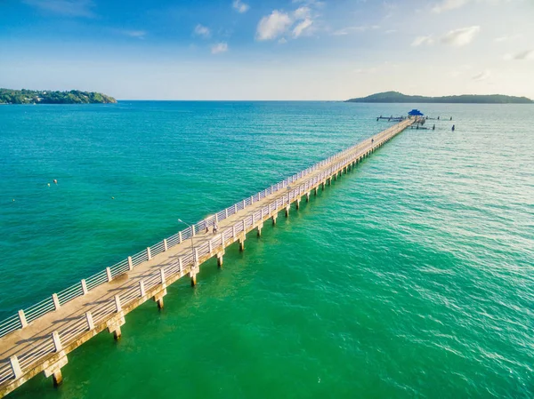 Shooting from air, the sea, a pier, the island on the horizon — Stock Photo, Image