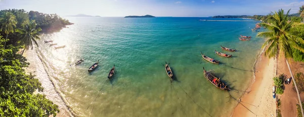 Skytte från luften, ett panorama på stranden med båtar — Stockfoto