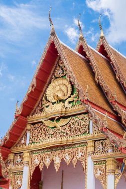 Phuket, Tayland - 18 Nisan 2020: Budist tapınağı, ziyaretçi olmadan, grip salgını nedeniyle karantina