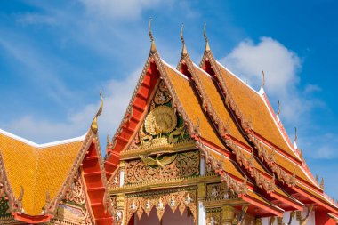 Phuket, Tayland - 18 Nisan 2020: Budist tapınağı, ziyaretçi olmadan, grip salgını nedeniyle karantina