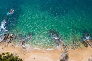 Deniz manzarası, tropiklerde kayalar olan kumlu plaj, hava atışları.