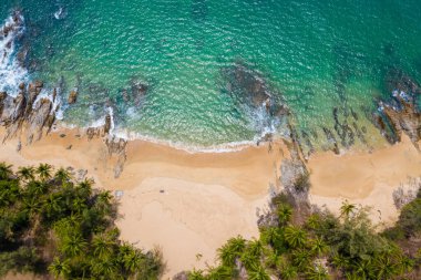 Deniz manzarası, tropiklerde kayalar olan kumlu plaj, hava atışları.