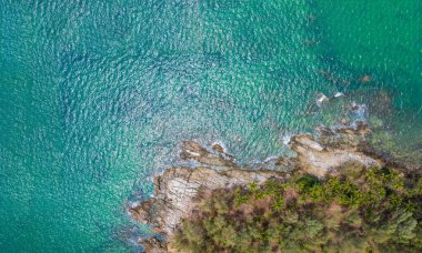 Deniz manzarası, tropiklerde kayalar olan kumlu plaj, hava atışları.