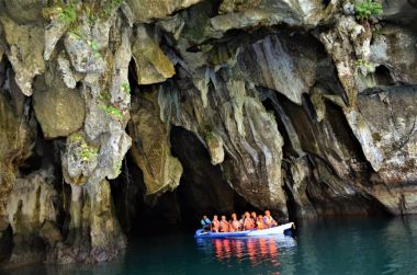 Puerto Princesa yeraltı Nehri Palawan, Filipinler'de yer alır. Bir yeni yedi harikası doğa ve tarihi bir site, çok popüler bir turistik yer.