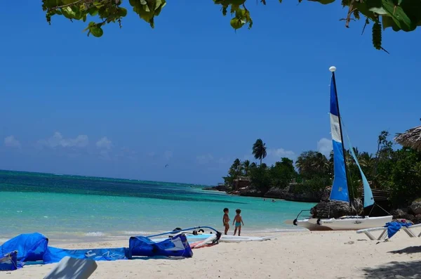 Bambini Che Godono Spiaggia Tropicale Holguin Cuba Foto Stock Royalty Free