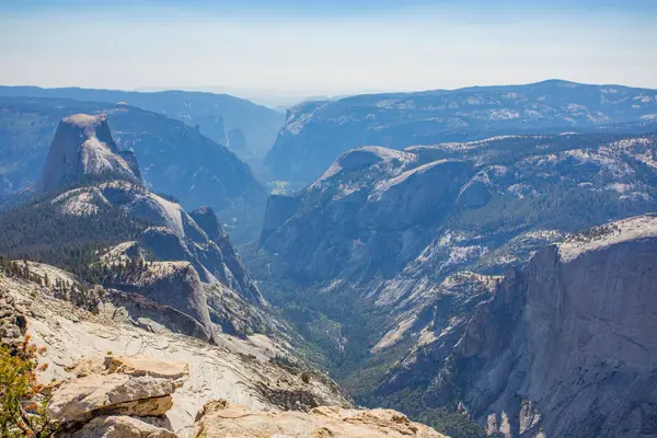 Parque Nacional Yosemite Nubes Sendero de Descanso — Foto de Stock