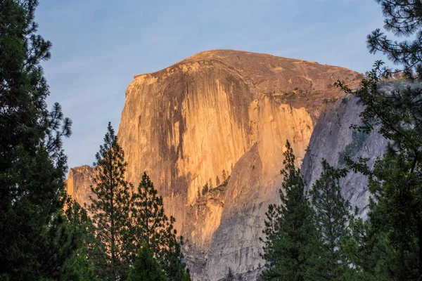 Montaña Half-Dome Yosemite — Foto de Stock