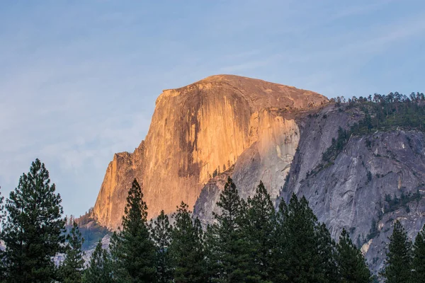 Montaña Half-Dome Yosemite — Foto de Stock