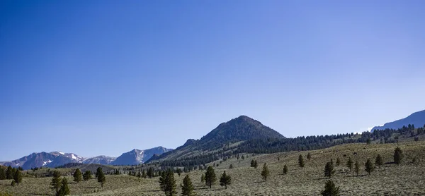 Las montañas de Nevada del lago mono — Foto de Stock