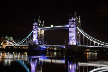 Thames yakınlarında Londra Gecesi