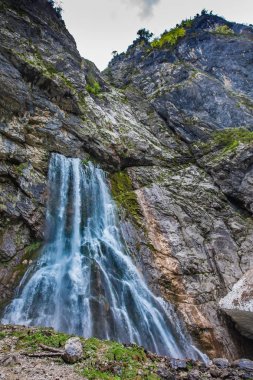 Abhazya'da gegsky şelale