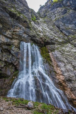 Abhazya'da gegsky şelale