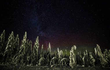 Gece gökyüzü Lapland Finland