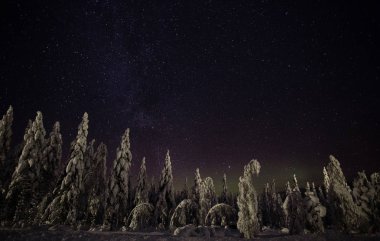 Gece gökyüzü Lapland Finland
