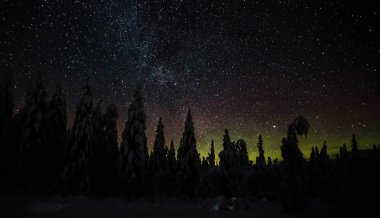 Gece gökyüzü Lapland Finland