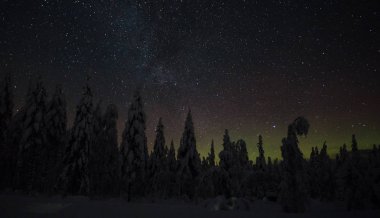 Gece gökyüzü Lapland Finland
