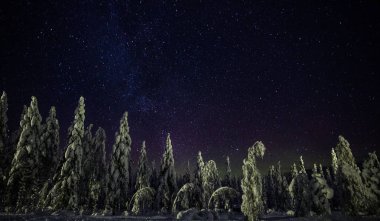 Gece gökyüzü Lapland Finland