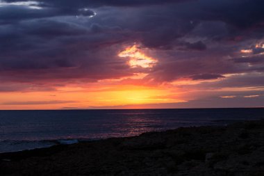 Kıbrıs Paphos günbatımı, deniz kıyısı