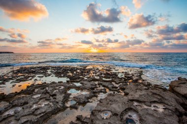 Kıbrıs Paphos günbatımı denizde