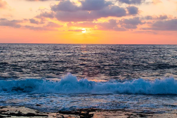 Kıbrıs Paphos günbatımı denizde